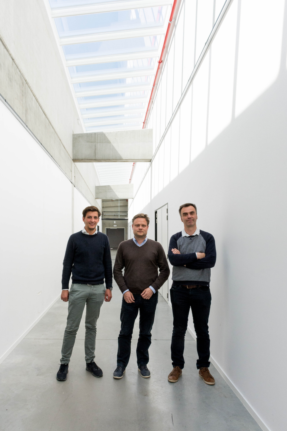V.l.n.r.: Aldric d’Oultremont, Jan Pieter Somers en Tom Prinzie in het nieuwe distributiecentrum van Van Marcke