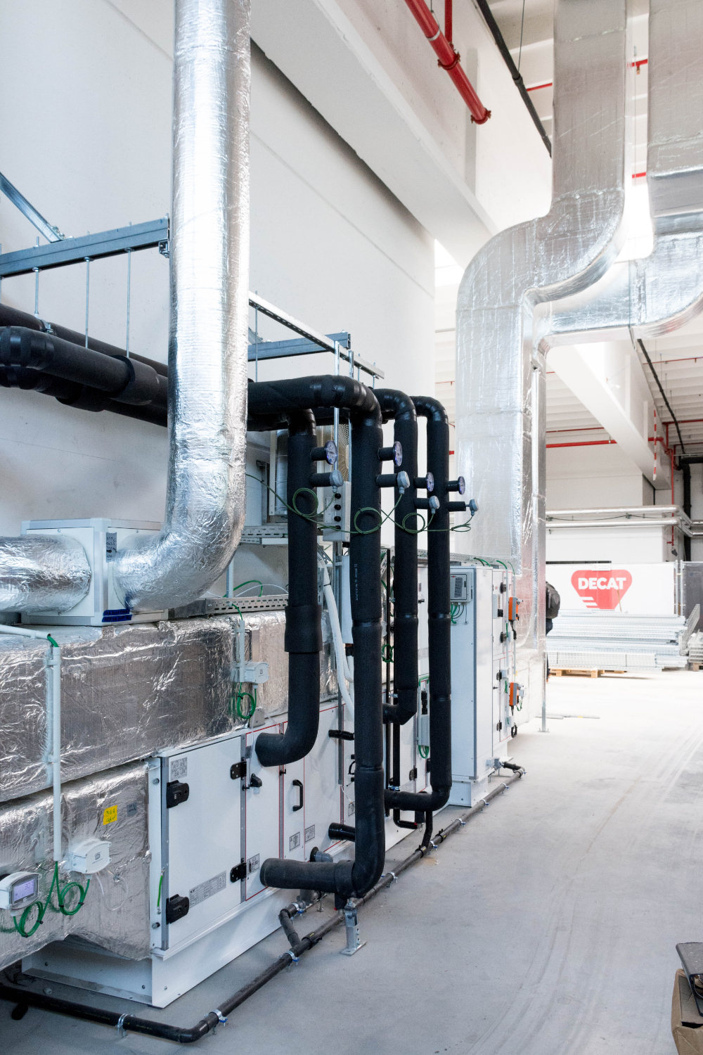 De ventilatie (die in onderaanneming werd geplaatst) gebeurt via een totaal van 13 luchtgroepen. Ter ondersteuning van de passieve koeling wordt de extractielucht bevochtigd voor indirecte adiabatische koeling