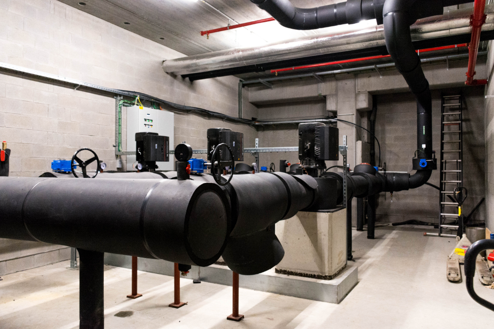 In het pomplokaal zorgen drie pompen dat al het glycolwater uit de boringen doorheen het gebouw verdeeld wordt