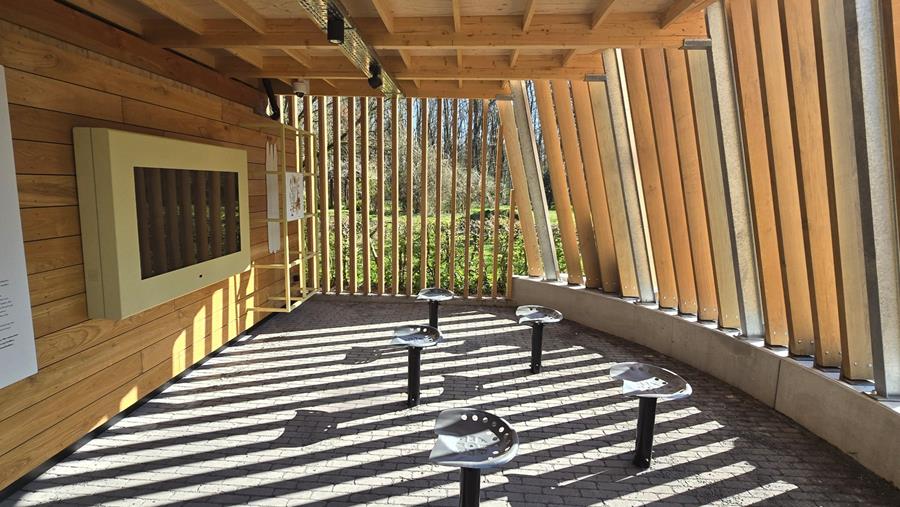 Une façade en bois ondulée évoquant une butte d'asperges