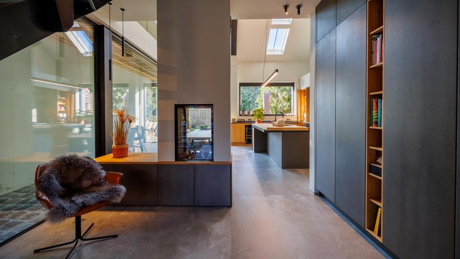 Un aménagement intérieur qui invite la lumière et la vie dans une ancienne grange