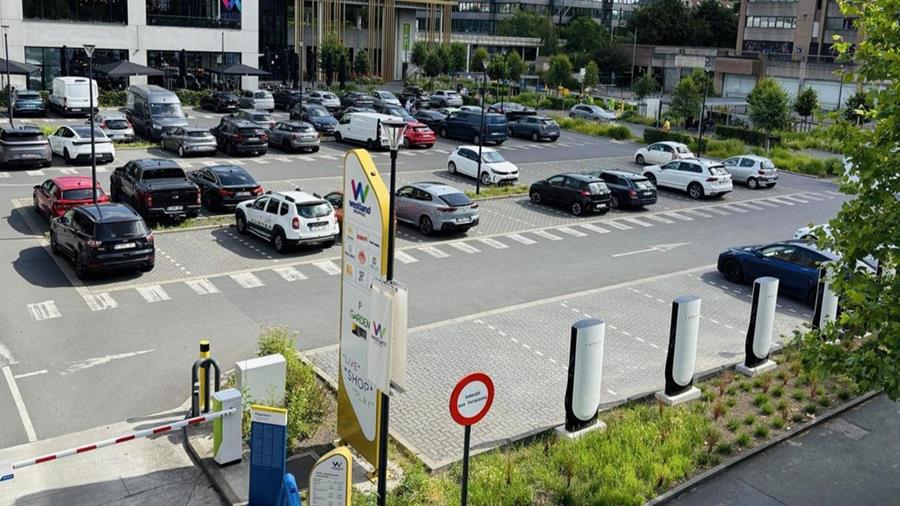 Westland Shopping opent 11 Tesla V4 Superchargers, grootste van Brussel