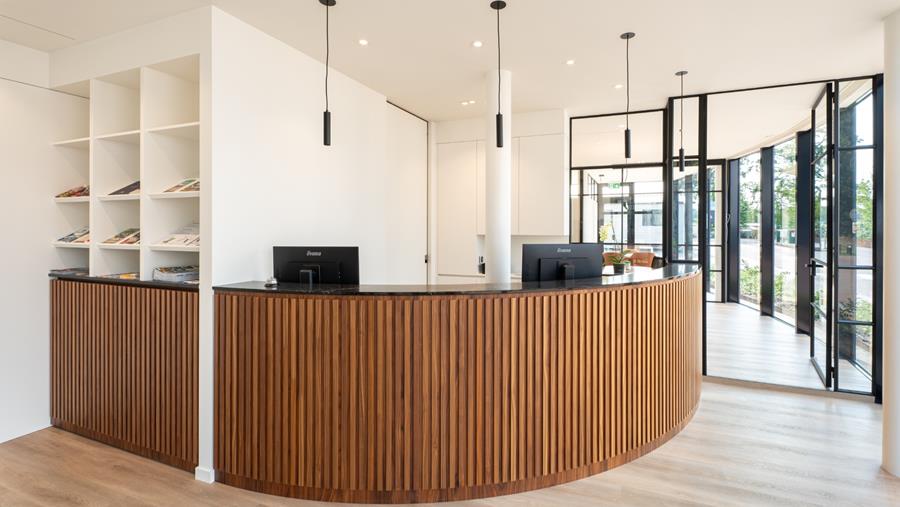 Un bureau de luxe grâce au placage de noyer et à un design innovant