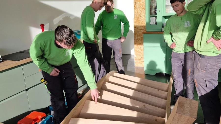 Un escalier en chêne en forme de S comme pièce d'apprentissage technique dans la rénovation d'une ferme