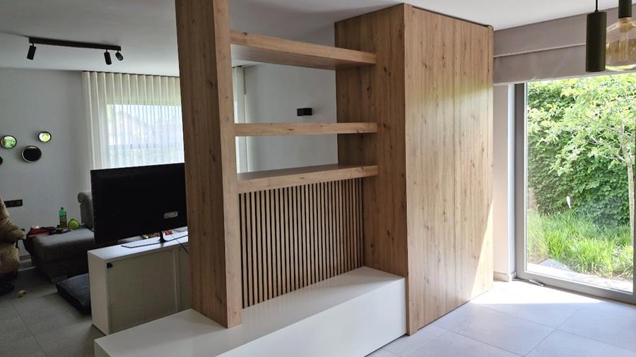 Des meubles spacieux sur mesure pour une séparation de pièce élégante